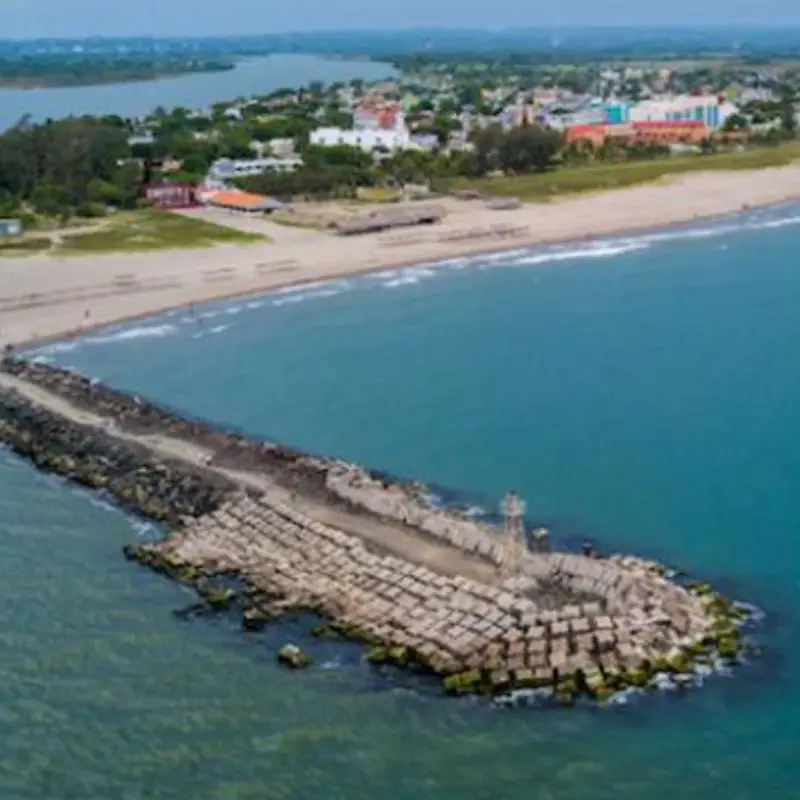 las escolleras de Tecolutla, Veracruz, un rompeolas de piedra que se extiende hacia el mar, considerado uno de los mejores lugares turísticos para ver el amanecer.