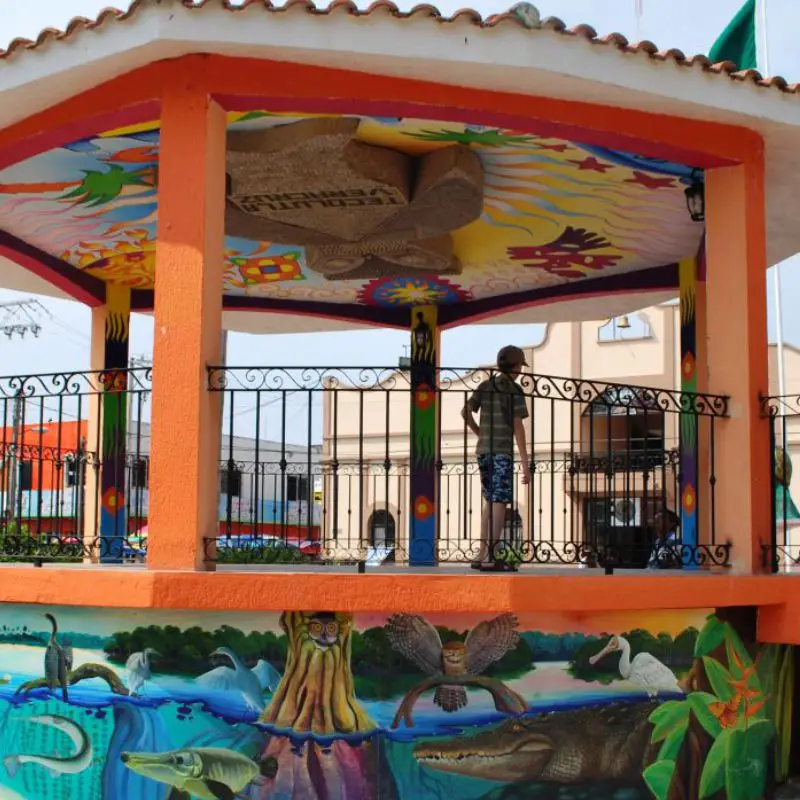 El colorido kiosco del parque central de Tecolutla, Veracruz, adornado con vistosos murales ecológicos que representan la fauna local, uno de los atractivos culturales que visitar en el centro del municipio.